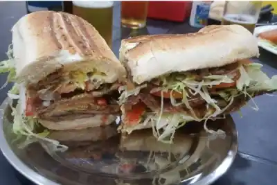 El sánguche de milanesa tucumano aterriza en Santiago con una masterclass en vivo