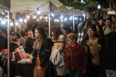 La Noche de Peatonales cumple 15 años: el centro de Rosario se llena de música, ferias y galerías abiertas