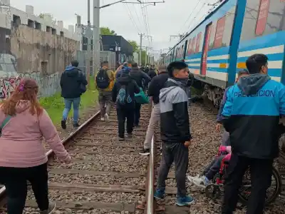 Un joven de 19 años murió arrollado por el Tren Roca: el detalle que complicó a miles de pasajeros