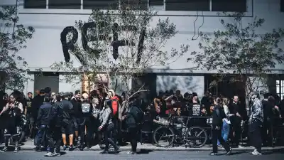 Refi sopla cuatro velas con una fiesta que corta la calle y una grilla bien ecléctica