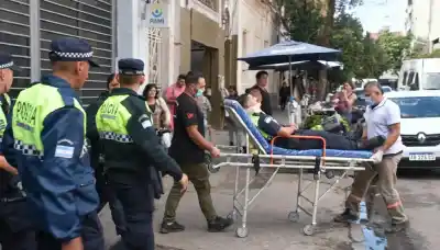 Un policía terminó en camilla tras un intento de ingreso: la versión que nadie esperaba
