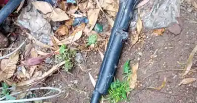 Se peleaban en la calle, la Policía llegó y uno entró a una casa con una escopeta
