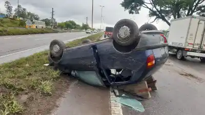 Manejaba por Ruta 66, quiso frenar y terminó con el auto dado vuelta