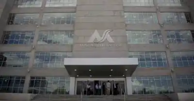 Ofreció 100.000 dólares por un informe, lo absolvieron y ahora define la Corte