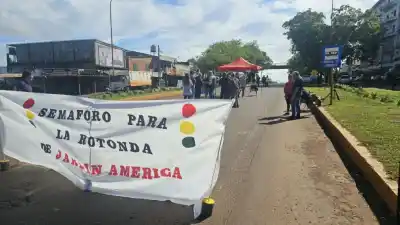 Un semáforo simbólico y la ruta 12 cortada: el reclamo de Jardín América tras dos muertes en el mismo cruce