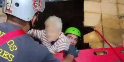 Vecino vio la puerta abierta y lo que encontraron adentro desató una carrera contra el tiempo