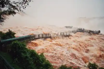 El agua que baja desde Brasil ya desbordó 8 puertos y hay 9 en la cuerda floja