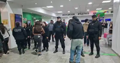 Don Osvaldo cantaba en Río Gallegos y una puerta cerrada con candado encendió la alarma