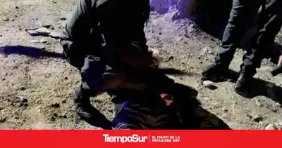 La policía fue por una denuncia de violencia familiar y terminó rodeada por dos cuchillos