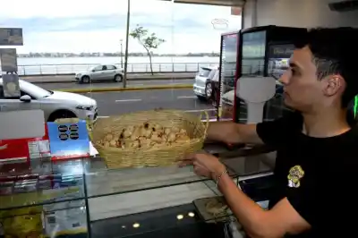 Se cansó de que los turistas preguntaran lo mismo en el aeropuerto y armó su negocio frente al río