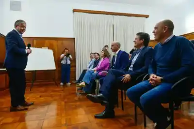 Figueroa mostró a los intendentes de la Confluencia las 123 obras que quiere sumar al presupuesto 2027