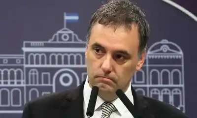 El lujoso viaje del jefe de Gabinete que contradice sus propias palabras y desata una investigación judicial
