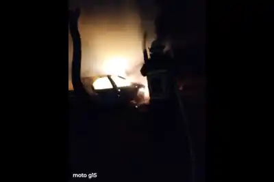 Se despertó a las 2 de la mañana por los gritos: su auto ardía en el patio