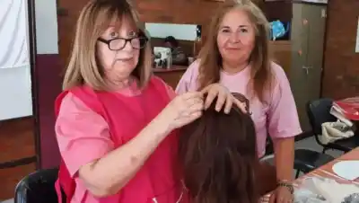 Donan su pelo para que otros recuperen algo más que la imagen: la red solidaria que crece en la comarca