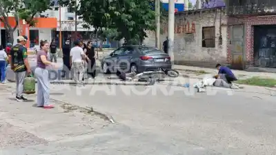 Un camión enganchó cables en el cruce de Solís y Quenel: los postes que cayeron sobre una pareja en moto