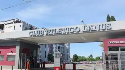 Un nene de 12 años está en coma tras un golpe con un arco en el club Lanús: los padres apuntan a una falla clave