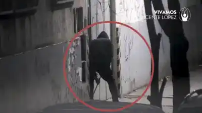 Dos hombres forcejeaban la puerta de una fábrica en Villa Martelli: lo que no vieron fue el detalle que los delató