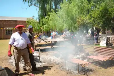 Choripán, bondiola y una noche de cuarteto: el pueblo bonaerense que se prepara para dos días de fiesta