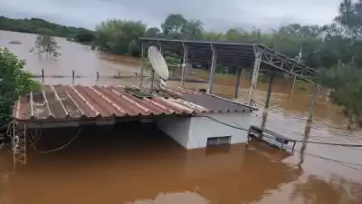 El Paraná empezó a bajar en Misiones, pero los cruces a Paraguay siguen sin fecha