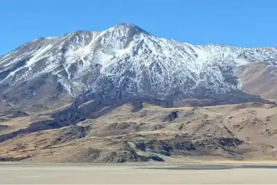El volcán activo que casi nadie conoce y el humedal que salvó a 117 especies