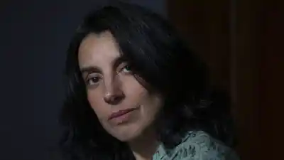 Alicia Salinas presenta "Díscola": el poemario que nació de la rebeldía y el río