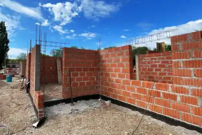 Doce casas en dos pueblos de San Luis: las tareas que ya se ven en el interior de las obras
