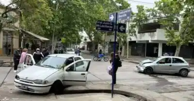 Una nena viajaba en el auto: el choque en Barcala y Las Heras terminó con uno de los vehículos sobre la vereda