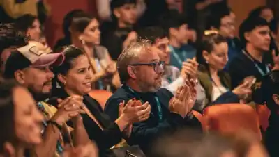Roca se prepara para un evento que mezcla inteligencia artificial, robótica y creadores de contenido
