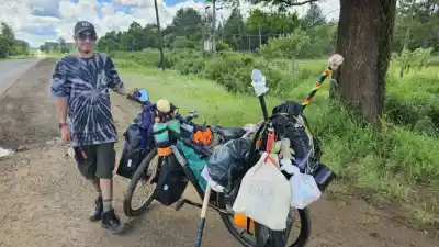 Atravesó una ruptura, se subió a la bici en Corrientes y pedaleará hasta Eldorado para reencontrarse con su papá