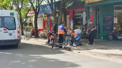 Choque en calles 2 y 5: el motociclista terminó en la vereda y la ambulancia llegó rápido