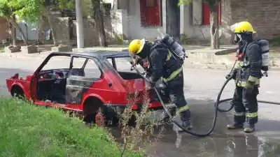 Un Fiat 147 ardía en plena calle y los bomberos no dudaron: lo que encontraron adentro descolocó a todos