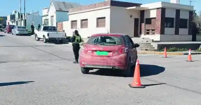 Chocaron una Hilux y un Peugeot 208 en Puerto Deseado: una embarazada terminó en el hospital