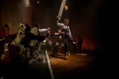 El grupo de teatro que lleva 30 años en las tablas y ahora se sube a un Fiat 600 que se parte al medio
