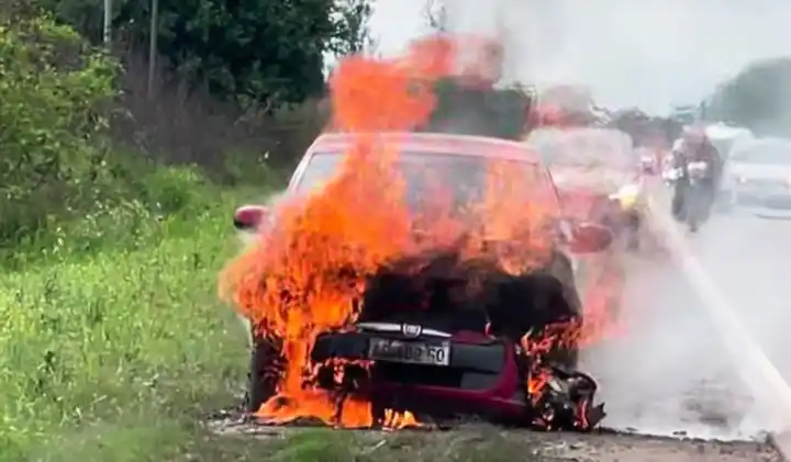 Un auto ardió en plena ruta 312: lo que se supo después dejó a todos hablando