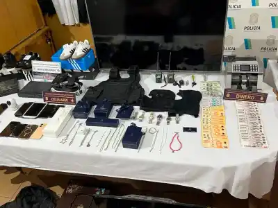 Allanamientos en San Vicente, Guernica y Presidente Perón: tres detenidos y un dato que apareció entre las chapas secuestradas