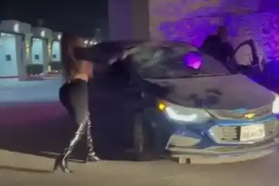 Una infidelidad descubierta desata una furia incontrolable en plena calle