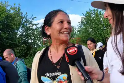 Caminó 90 kilómetros con una bandera por su hija Kimey: "Acá la traje"