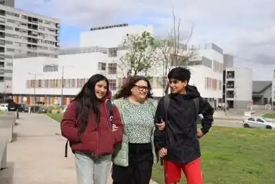 "Tengo 52 y soy primeriza": los hermanos que la eligieron como mamá