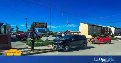 Chocaron dos autos en Piedra Buena: el operativo de Bomberos terminó con una persona en el hospital