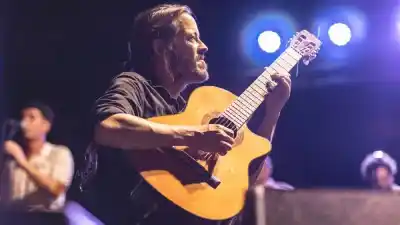 El guitarrista que grabó con Spinetta y Fito Páez toca este domingo en Rosario