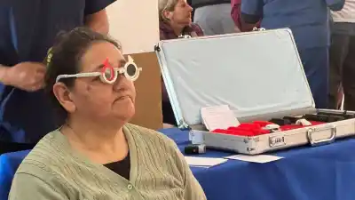 Llegaron por unos anteojos gratis y la demanda desbordó el operativo en el sur de la capital