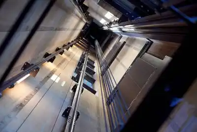 Iban bajando en el ascensor y a mitad de camino cedió un cable: dos personas terminaron en el hospital