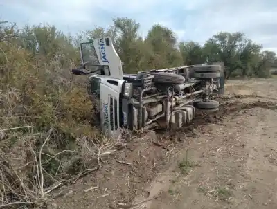 El camión que salió a rellenar el barro en Jáchal terminó de costado en el borde del callejón