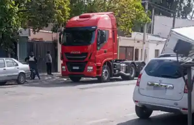 Un camión cargado de carne perdió el acoplado en plena calle de Rawson: la maniobra del chofer que evitó lo peor