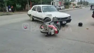 Choque entre una moto y un Peugeot 504 en el Mariano Moreno: los dos ocupantes terminaron en el hospital