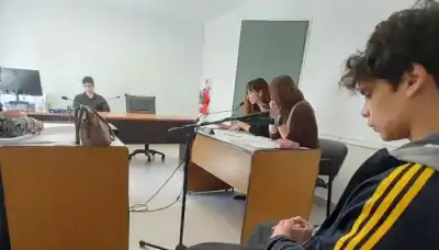 Iba caminando con su expareja, pero un detalle en el pecho lo cambió todo