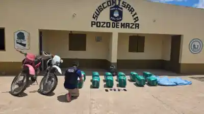 Iban en moto por un camino vecinal con 12 bultos: lo que llevaban adentro los delató