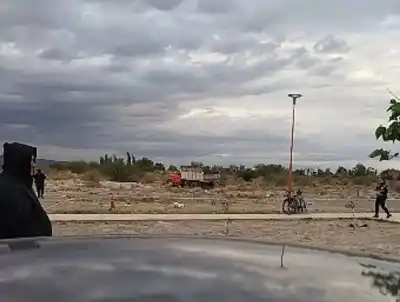 Manejaba el camión recolector de Caucete cuando su pie quedó trabado en el acelerador