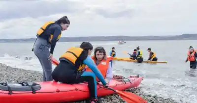 El club que lleva a los chicos de Río Gallegos a navegar la ría cumple años y ahora busca un lugar para 50 árboles