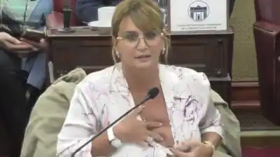 Amalia Granata se levantó la ropa en plena sesión y mostró lo que tenía en el pecho